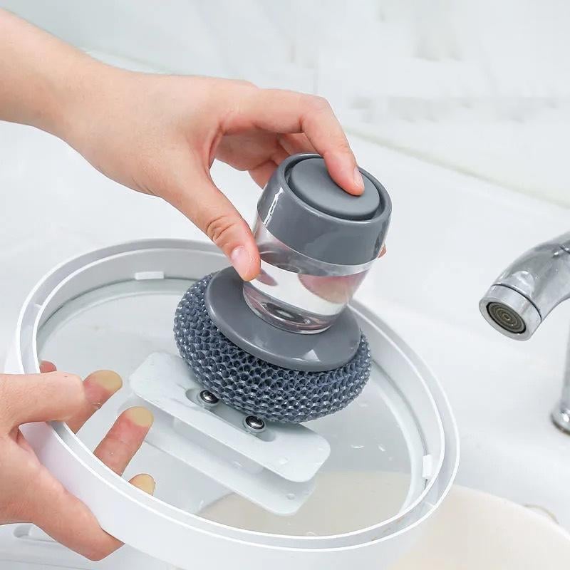 La brosse 2-en-1 qui lave et savonne en un geste